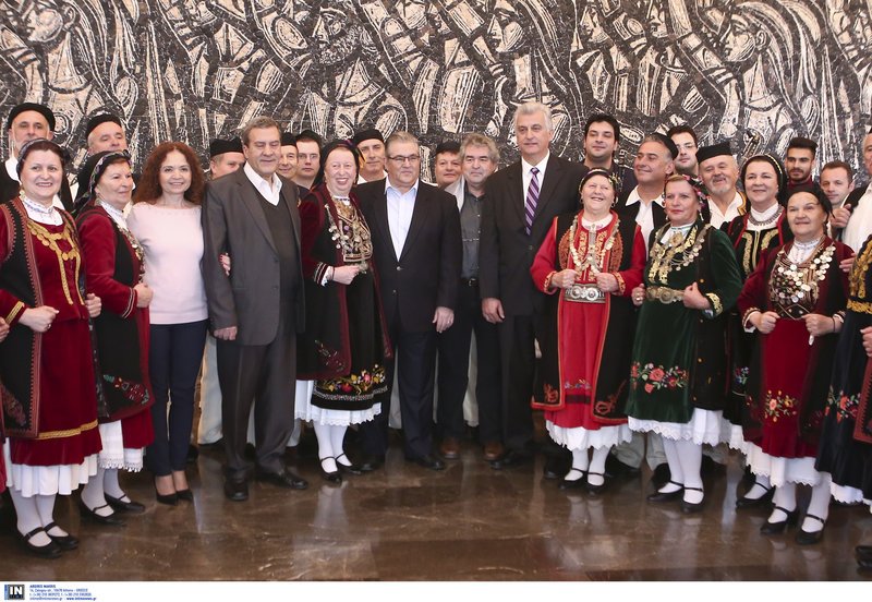 Οι χορευτικές φιγούρες του Δημήτρη Κουτσούμπα έκλεψαν την παράσταση [εικόνες] | iefimerida.gr 4