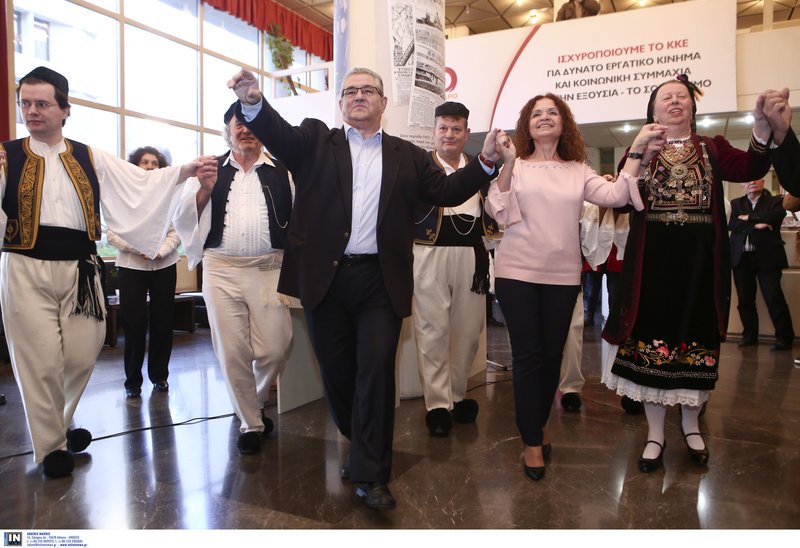 Οι χορευτικές φιγούρες του Δημήτρη Κουτσούμπα έκλεψαν την παράσταση [εικόνες] | iefimerida.gr 0