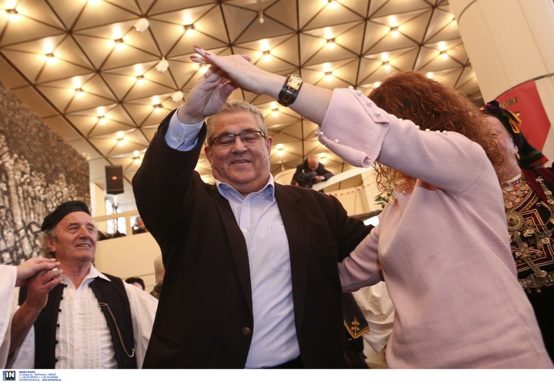 Οι χορευτικές φιγούρες του Δημήτρη Κουτσούμπα έκλεψαν την παράσταση [εικόνες] | iefimerida.gr 1