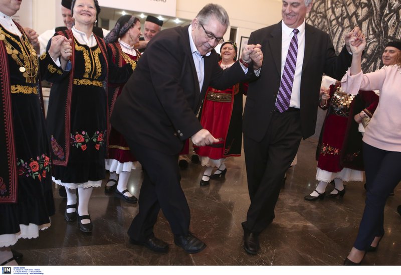 Οι χορευτικές φιγούρες του Δημήτρη Κουτσούμπα έκλεψαν την παράσταση [εικόνες] | iefimerida.gr 3