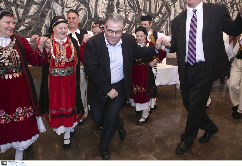 Οι χορευτικές φιγούρες του Δημήτρη Κουτσούμπα έκλεψαν την παράσταση [εικόνες] | iefimerida.gr 2