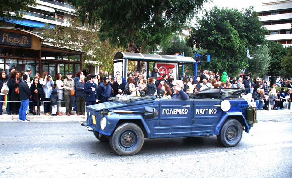 «Εκλεψαν» την παράσταση συλλεκτικά στρατιωτικά τζιπ στην παρέλαση στο Φάληρο [εικόνες]  | iefimerida.gr 1