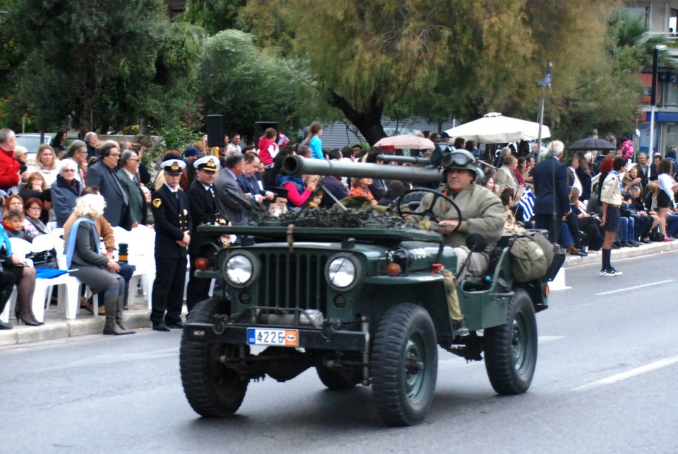 «Εκλεψαν» την παράσταση συλλεκτικά στρατιωτικά τζιπ στην παρέλαση στο Φάληρο [εικόνες]  | iefimerida.gr 2