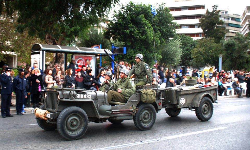 «Εκλεψαν» την παράσταση συλλεκτικά στρατιωτικά τζιπ στην παρέλαση στο Φάληρο [εικόνες]  | iefimerida.gr 0