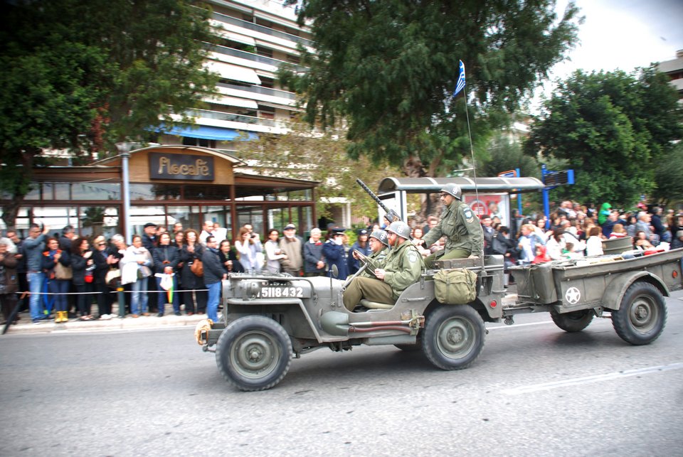 «Εκλεψαν» την παράσταση συλλεκτικά στρατιωτικά τζιπ στην παρέλαση στο Φάληρο [εικόνες]  | iefimerida.gr 3