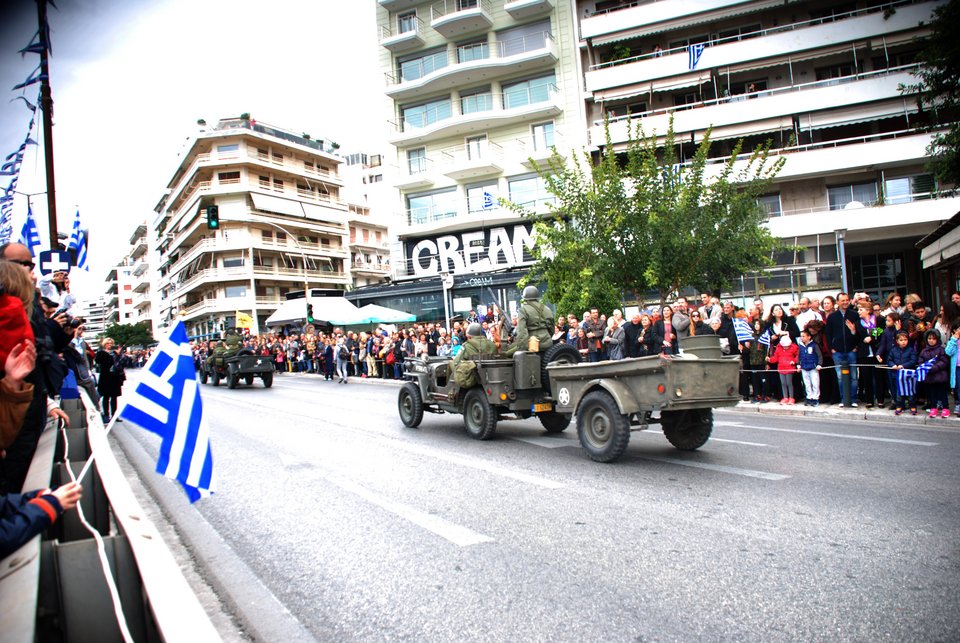 «Εκλεψαν» την παράσταση συλλεκτικά στρατιωτικά τζιπ στην παρέλαση στο Φάληρο [εικόνες]  | iefimerida.gr 4