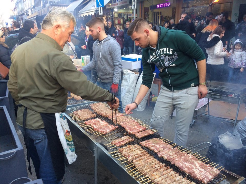 Στους δρόμους οι Θεσσαλονικείς -Μπάντες, ψησταριές και ψώνια απ’ το πρωί [εικόνες] | iefimerida.gr 6