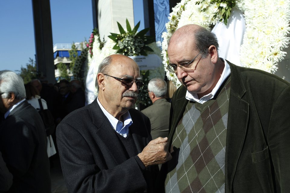 Ολος ο πολιτικός κόσμος, Φίλης, Μητσοτάκης, Μαρέβα και Αντα Παπανδρέου στην κηδεία Στεφανή [εικόνες] | iefimerida.gr 0