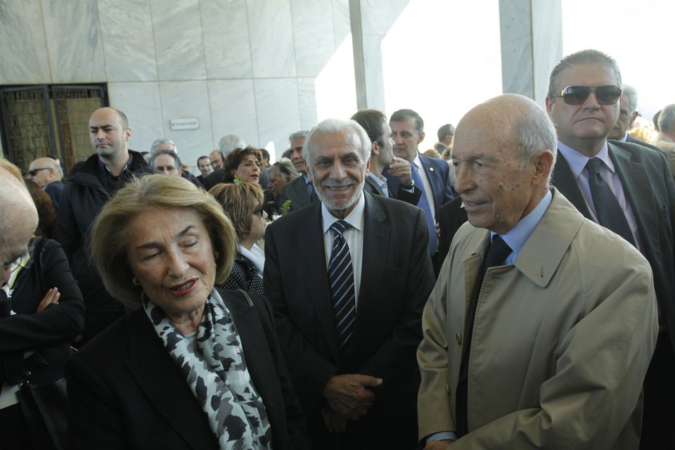 Ολος ο πολιτικός κόσμος, Φίλης, Μητσοτάκης, Μαρέβα και Αντα Παπανδρέου στην κηδεία Στεφανή [εικόνες] | iefimerida.gr 1