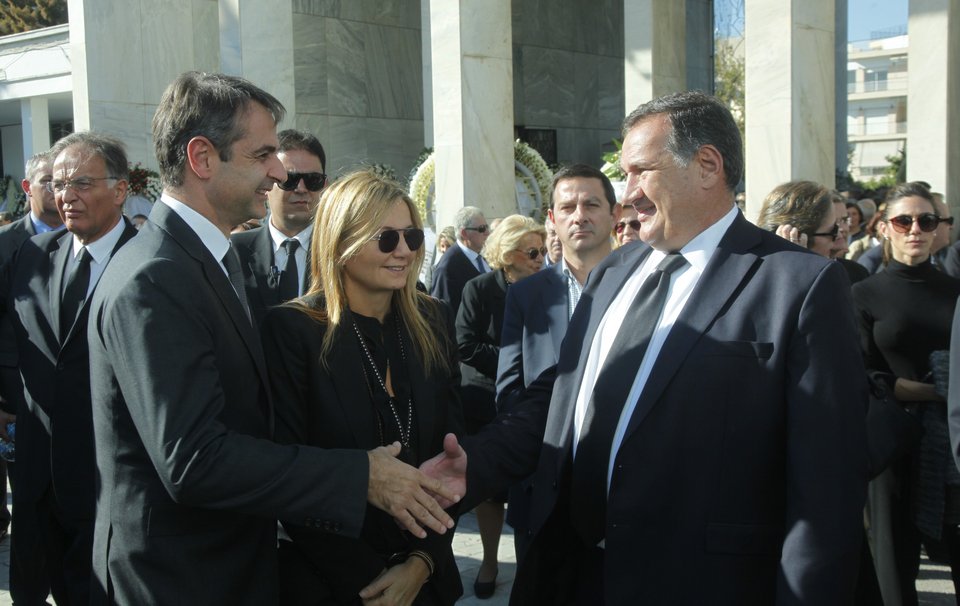 Ολος ο πολιτικός κόσμος, Φίλης, Μητσοτάκης, Μαρέβα και Αντα Παπανδρέου στην κηδεία Στεφανή [εικόνες] | iefimerida.gr 2