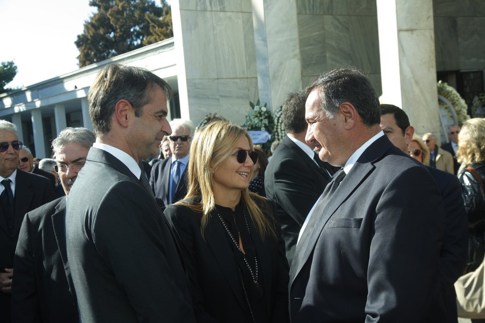 Ολος ο πολιτικός κόσμος, Φίλης, Μητσοτάκης, Μαρέβα και Αντα Παπανδρέου στην κηδεία Στεφανή [εικόνες] | iefimerida.gr 3