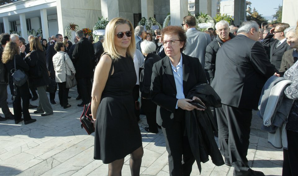 Ολος ο πολιτικός κόσμος, Φίλης, Μητσοτάκης, Μαρέβα και Αντα Παπανδρέου στην κηδεία Στεφανή [εικόνες] | iefimerida.gr 6