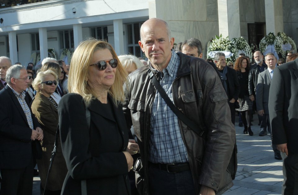 Ολος ο πολιτικός κόσμος, Φίλης, Μητσοτάκης, Μαρέβα και Αντα Παπανδρέου στην κηδεία Στεφανή [εικόνες] | iefimerida.gr 8