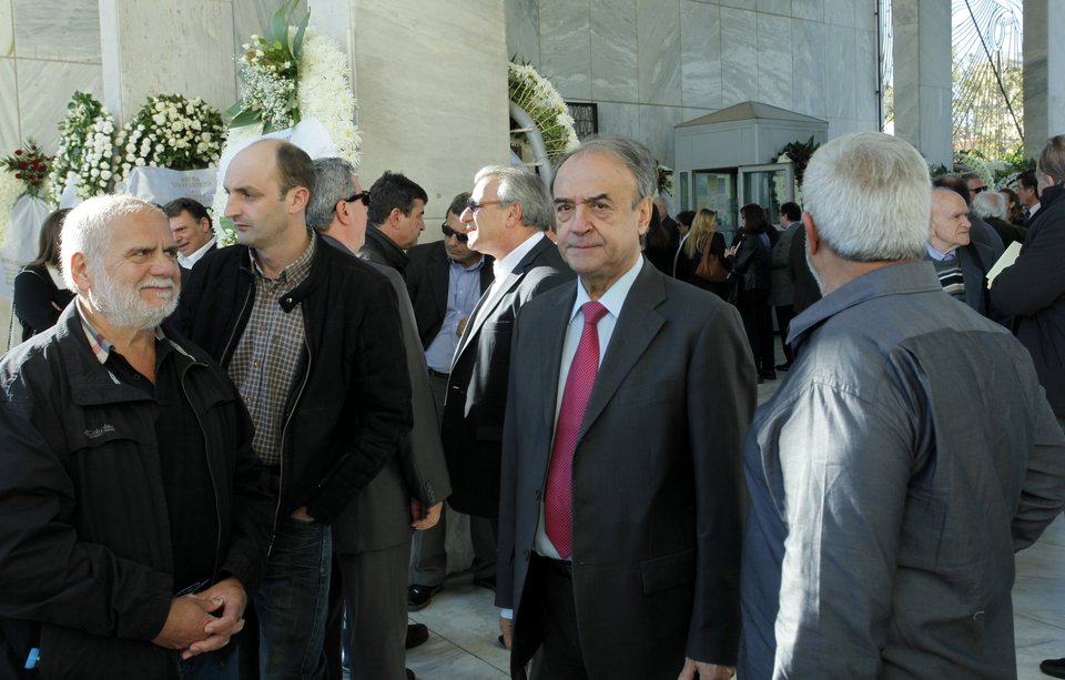 Ολος ο πολιτικός κόσμος, Φίλης, Μητσοτάκης, Μαρέβα και Αντα Παπανδρέου στην κηδεία Στεφανή [εικόνες] | iefimerida.gr 12