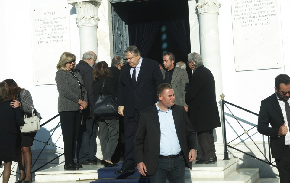 Ολος ο πολιτικός κόσμος, Φίλης, Μητσοτάκης, Μαρέβα και Αντα Παπανδρέου στην κηδεία Στεφανή [εικόνες] | iefimerida.gr 9