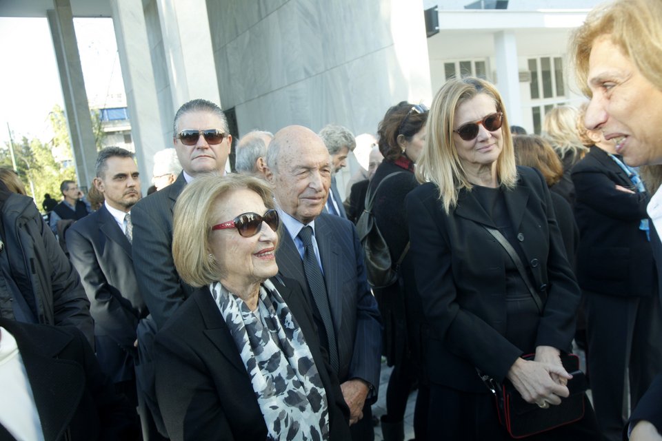Ολος ο πολιτικός κόσμος, Φίλης, Μητσοτάκης, Μαρέβα και Αντα Παπανδρέου στην κηδεία Στεφανή [εικόνες] | iefimerida.gr 10
