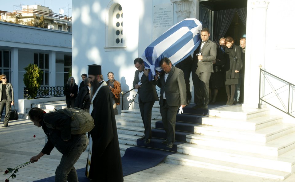 Ολος ο πολιτικός κόσμος, Φίλης, Μητσοτάκης, Μαρέβα και Αντα Παπανδρέου στην κηδεία Στεφανή [εικόνες] | iefimerida.gr 11