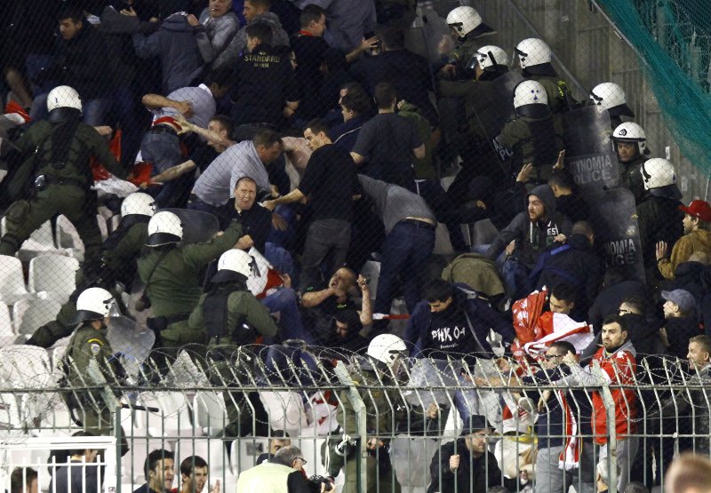 Οργή της Σταντάρ Λιέγης για τη χρήση βίας από την ελληνική αστυνομία [εικόνες]  | iefimerida.gr 1