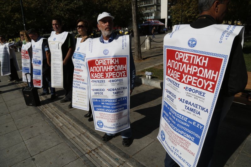 Οπαδοί του Σώρρα στην πλατεία Συντάγματος -Καλούσαν τους πολίτες να «υπογράψουν για την ελευθερία» τους [εικόνες] | iefimerida.gr 0