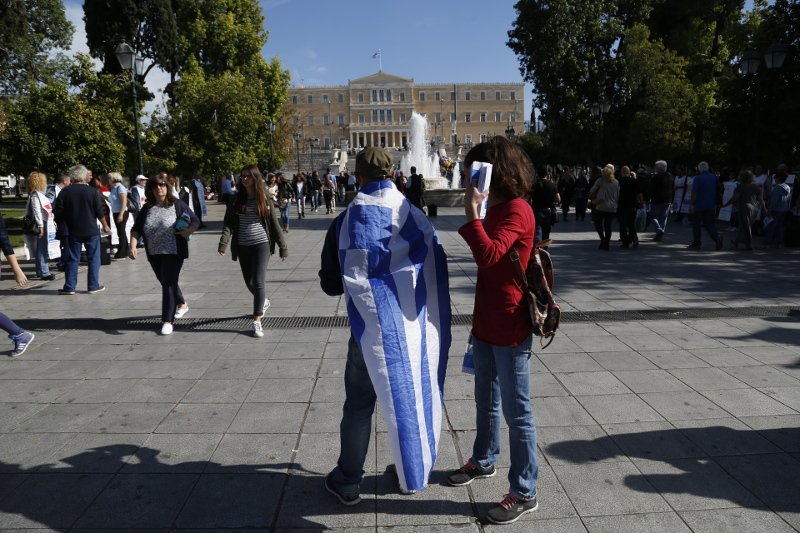 Οπαδοί του Σώρρα στην πλατεία Συντάγματος -Καλούσαν τους πολίτες να «υπογράψουν για την ελευθερία» τους [εικόνες] | iefimerida.gr 5