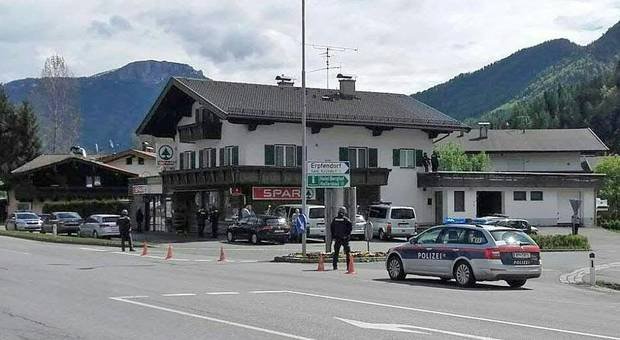 Ενοπλος κρατά όμηρο σε τράπεζα της Αυστρίας [εικόνες] | iefimerida.gr 0