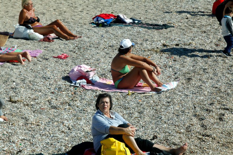 Επίδειξη πολεμικών αεροσκαφών στον Φλοίσβο - Πολίτες έκαναν... ηλιοθεραπεία [εικόνες] | iefimerida.gr 1