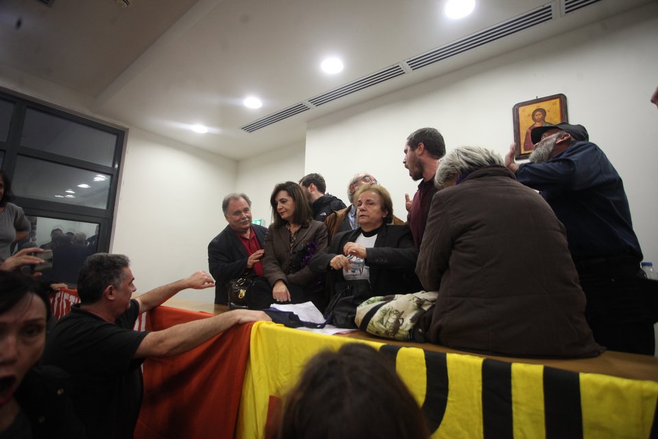 Επεισόδια στο Ειρηνοδικείο Αθηνών: Σκαρφάλωσαν στην έδρα και έβγαλαν... σηκωτούς τους συμβολαιογράφους [εικόνες & βίντεο] | iefimerida.gr 0