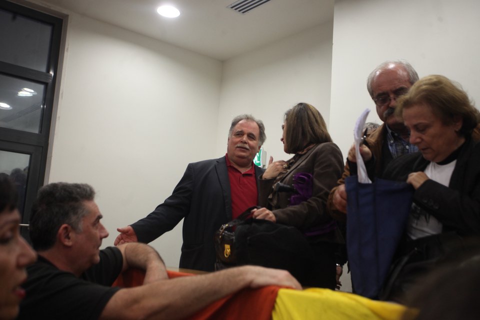 Επεισόδια στο Ειρηνοδικείο Αθηνών: Σκαρφάλωσαν στην έδρα και έβγαλαν... σηκωτούς τους συμβολαιογράφους [εικόνες & βίντεο] | iefimerida.gr 1