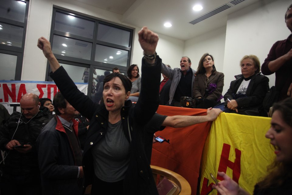 Επεισόδια στο Ειρηνοδικείο Αθηνών: Σκαρφάλωσαν στην έδρα και έβγαλαν... σηκωτούς τους συμβολαιογράφους [εικόνες & βίντεο] | iefimerida.gr 2