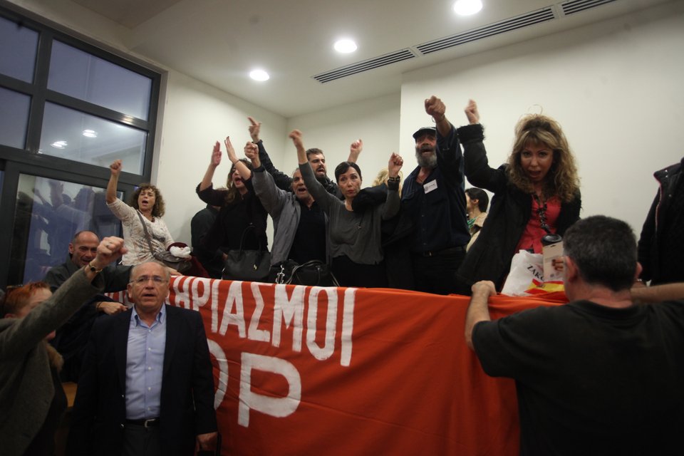 «Ντου» στο Ειρηνοδικείο Αθηνών για τους πλειστηριασμούς -Εβρεχαν την ειρηνοδίκη με νερό [εικόνες] | iefimerida.gr 3