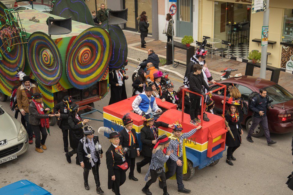 Με σοκολατοπόλεμο ξεκίνησε το καρναβάλι της Πάτρας -Θέμα η ανεργία [εικόνες] | iefimerida.gr 5