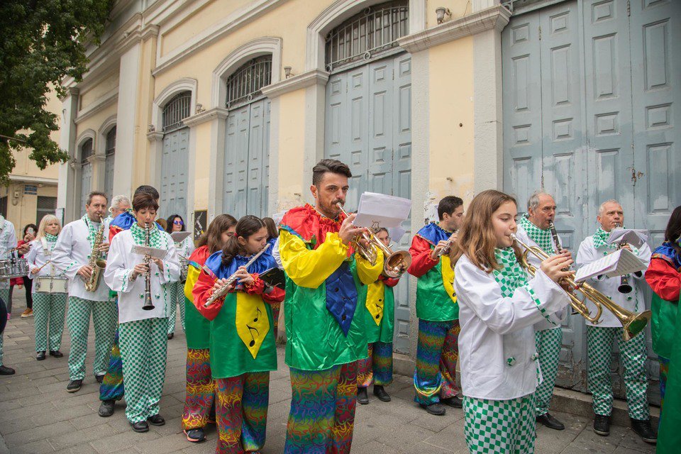 Με σοκολατοπόλεμο ξεκίνησε το καρναβάλι της Πάτρας -Θέμα η ανεργία [εικόνες] | iefimerida.gr 2