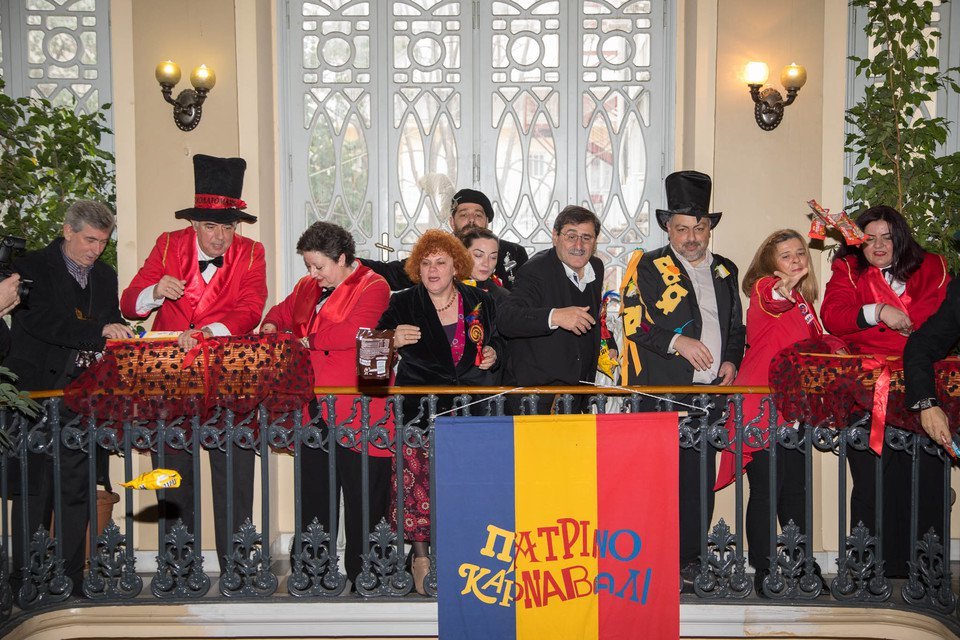 Με σοκολατοπόλεμο ξεκίνησε το καρναβάλι της Πάτρας -Θέμα η ανεργία [εικόνες] | iefimerida.gr 1