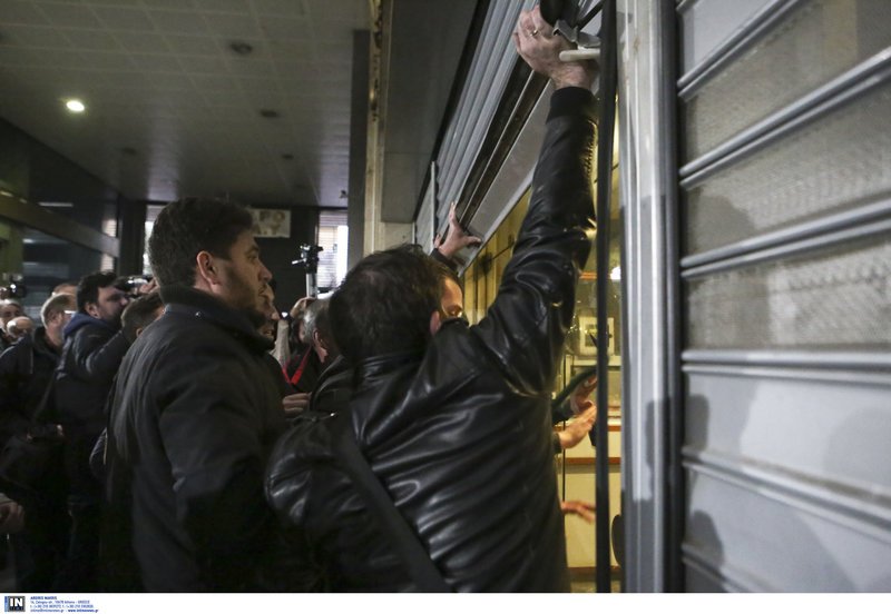 «Ντου» του ΠΑΜΕ με λοστάρια στο υπουργείο Εργασίας [εικόνες] | iefimerida.gr 16