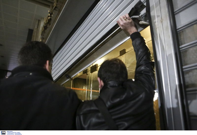 «Ντου» του ΠΑΜΕ με λοστάρια στο υπουργείο Εργασίας [εικόνες] | iefimerida.gr 15