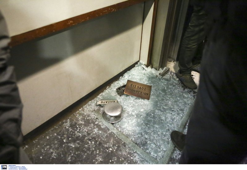 «Ντου» του ΠΑΜΕ με λοστάρια στο υπουργείο Εργασίας [εικόνες] | iefimerida.gr 14