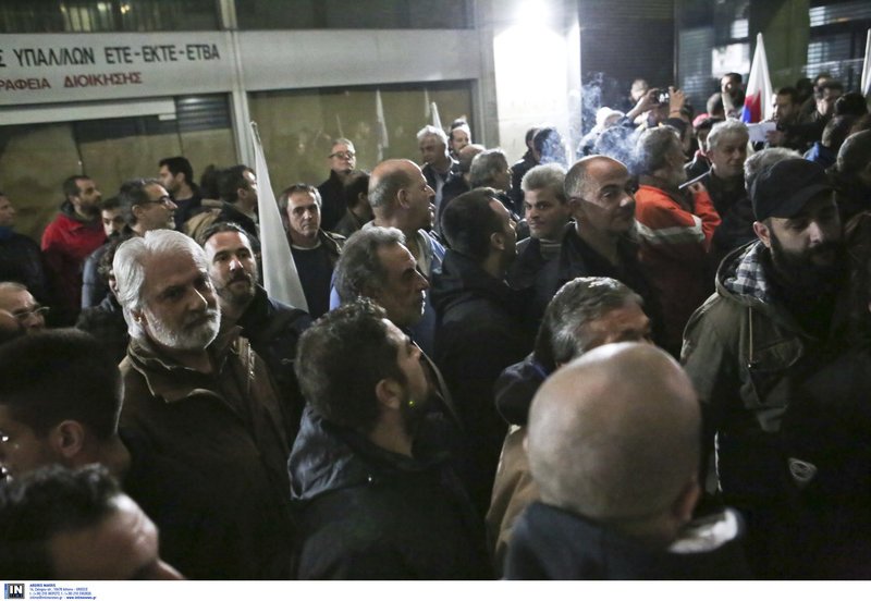 «Ντου» του ΠΑΜΕ με λοστάρια στο υπουργείο Εργασίας [εικόνες] | iefimerida.gr 13