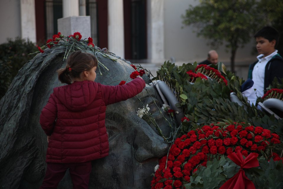 Στο Πολυτεχνείο: Ενας 92χρονος αντάρτης, οικογένειες, αντιεξουσιαστές, τουρίστες [εικόνες]  | iefimerida.gr 2