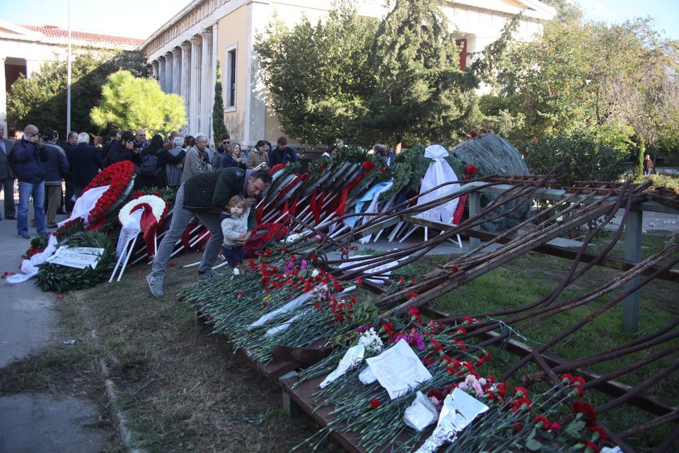 Στο Πολυτεχνείο: Ενας 92χρονος αντάρτης, οικογένειες, αντιεξουσιαστές, τουρίστες [εικόνες]  | iefimerida.gr 3