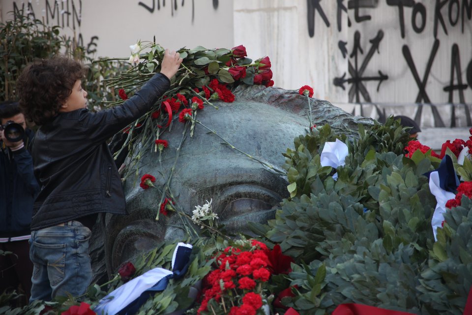 Στο Πολυτεχνείο: Ενας 92χρονος αντάρτης, οικογένειες, αντιεξουσιαστές, τουρίστες [εικόνες]  | iefimerida.gr 1