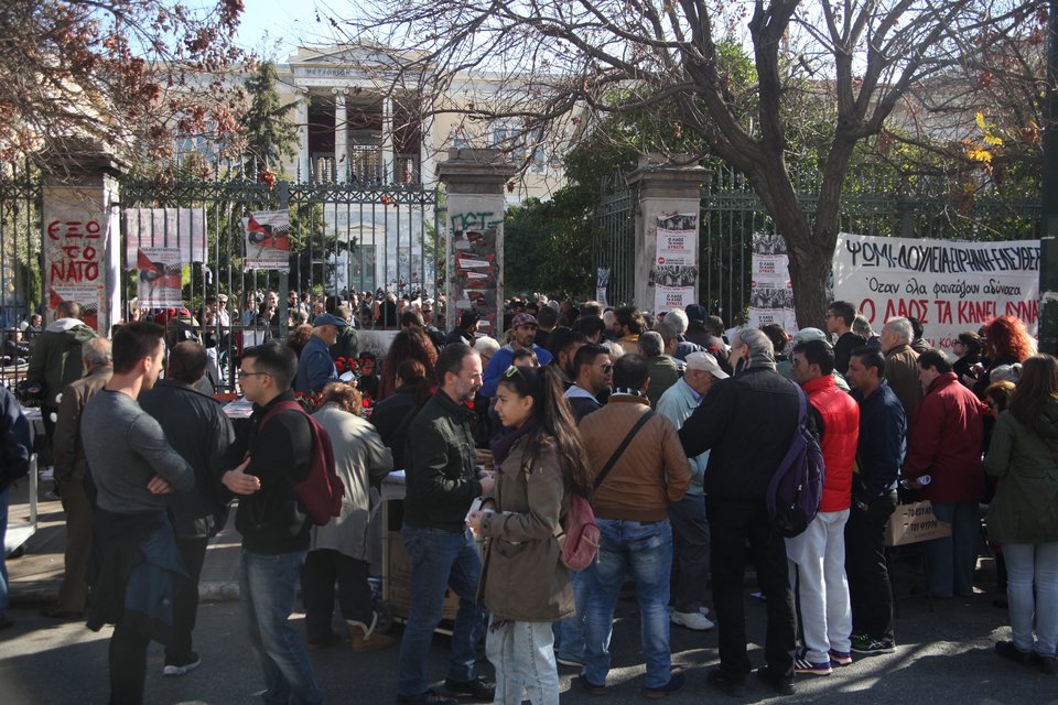 Στο Πολυτεχνείο: Ενας 92χρονος αντάρτης, οικογένειες, αντιεξουσιαστές, τουρίστες [εικόνες]  | iefimerida.gr 0