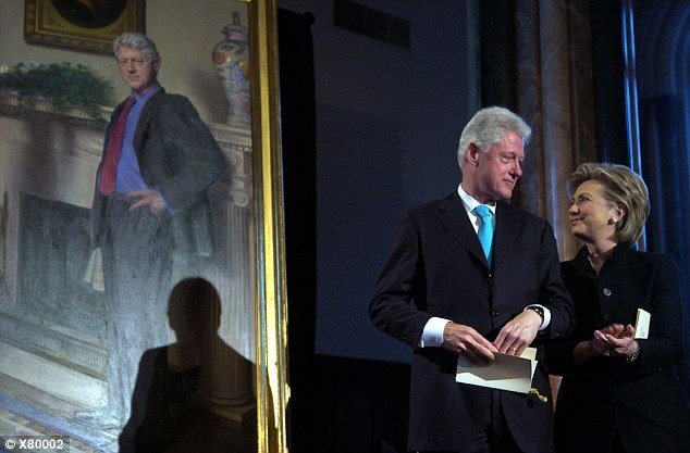 Κι όμως στο πορτρέτο του Κλίντον στην Εθνική Πινακοθήκη υπάρχει και το φόρεμα της Λεβίνσκι [εικόνες] | iefimerida.gr 0