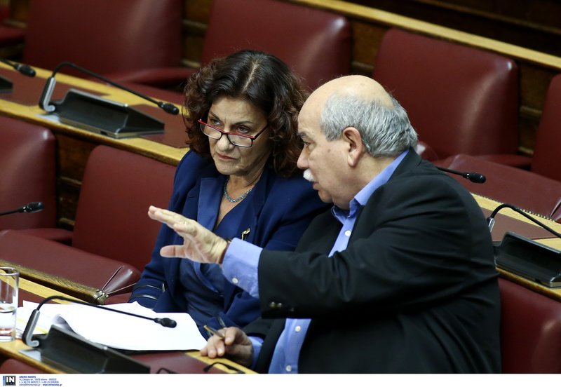 «Επιπλέει στα κοστούμια του ο Βούτσης» -Η νέα, αδυνατισμένη εμφάνιση του Προέδρου της Βουλής [εικόνες] | iefimerida.gr 1