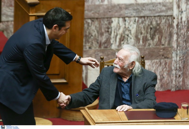Η χειραψία του Τσίπρα με τον Μανώλη Γλέζο μετά από πάρα πολύ καιρό [εικόνες[ | iefimerida.gr 4