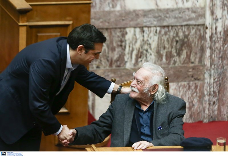 Η χειραψία του Τσίπρα με τον Μανώλη Γλέζο μετά από πάρα πολύ καιρό [εικόνες[ | iefimerida.gr 5