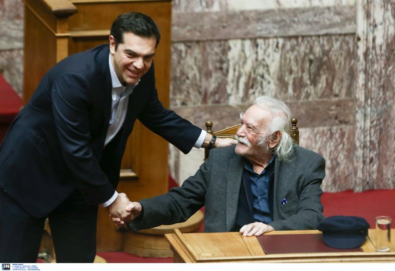 Η χειραψία του Τσίπρα με τον Μανώλη Γλέζο μετά από πάρα πολύ καιρό [εικόνες[ | iefimerida.gr 6