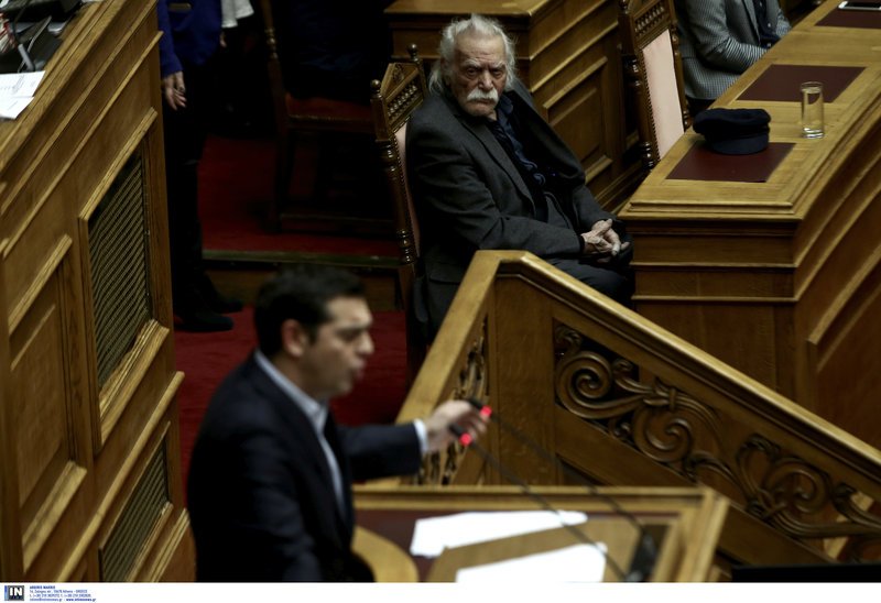 Η χειραψία του Τσίπρα με τον Μανώλη Γλέζο μετά από πάρα πολύ καιρό [εικόνες[ | iefimerida.gr 0