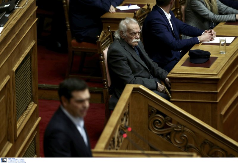 Η χειραψία του Τσίπρα με τον Μανώλη Γλέζο μετά από πάρα πολύ καιρό [εικόνες[ | iefimerida.gr 1