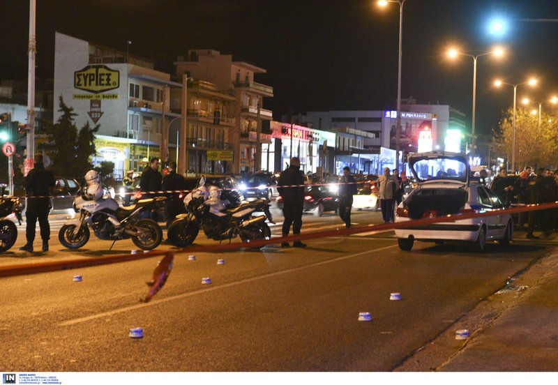 Το «γαζωμένο» αυτοκίνητο του Βασίλη Στεφανάκου μετά τη μαφιόζικη εκτέλεσή του -Οι 22 κάλυκες στον δρόμο [εικόνες] | iefimerida.gr 3