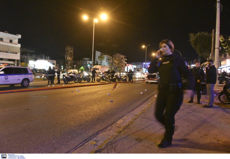 Το «γαζωμένο» αυτοκίνητο του Βασίλη Στεφανάκου μετά τη μαφιόζικη εκτέλεσή του -Οι 22 κάλυκες στον δρόμο [εικόνες] | iefimerida.gr 5